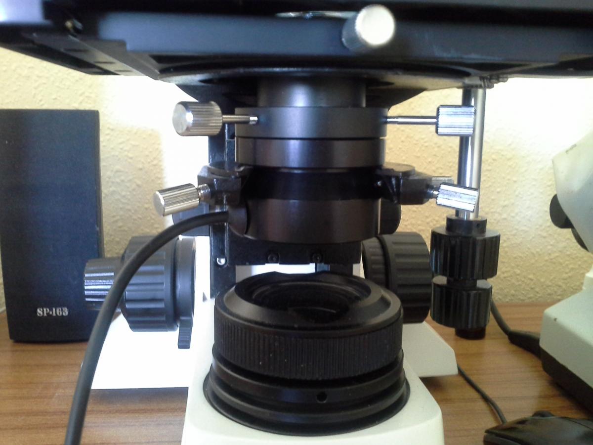 Condensador montado en microscopio de campo oscuro