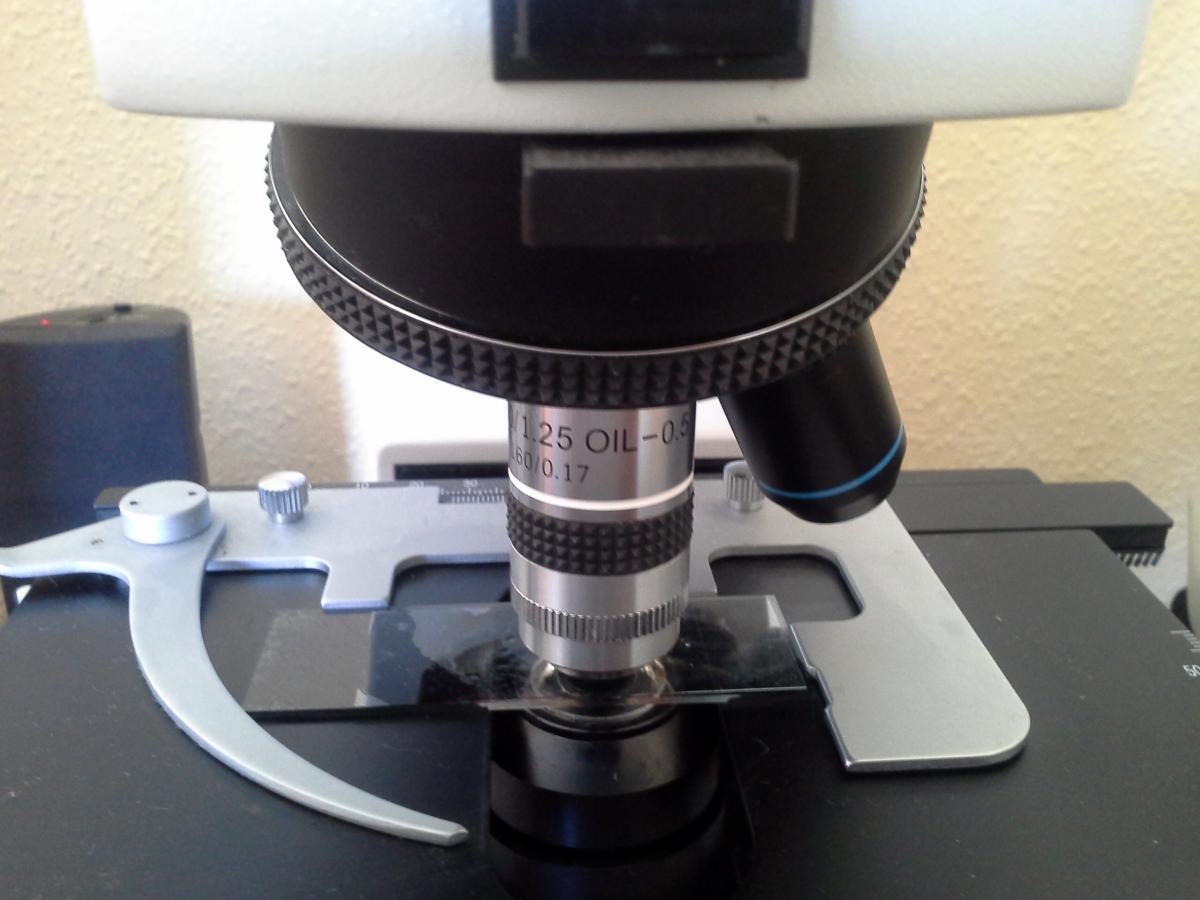 Objetivo 100X con diafragma de iris para microscopio de campo oscuro